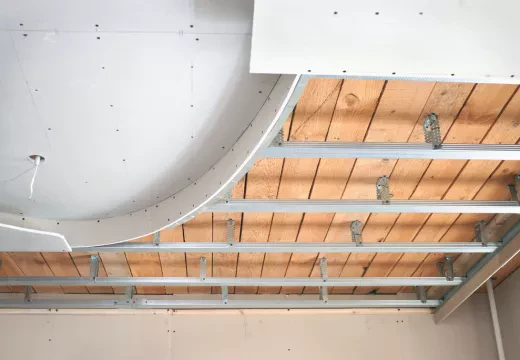Proces izvedbe spuščenega stropa